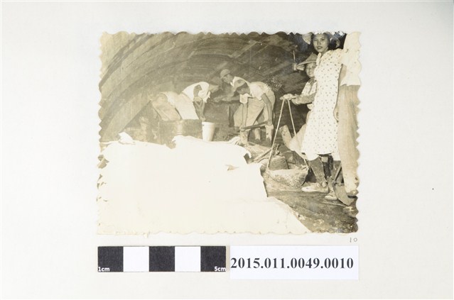 施工中的工人與女工 (共2張)