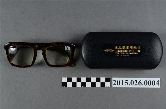 塑膠粗框眼鏡組 (共3張)