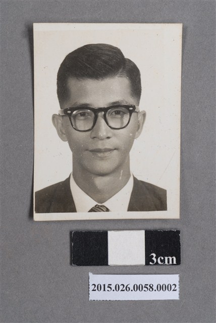 黃則修青壯年2吋黑白大頭照照片 (共2張)