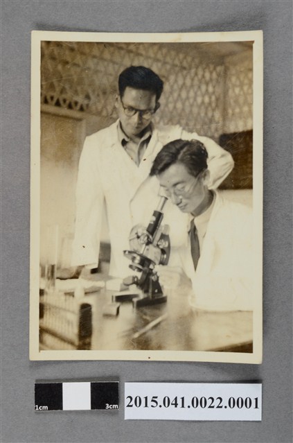 邱如淵先生任職臺南航空檢疫所工作照 (共2張)