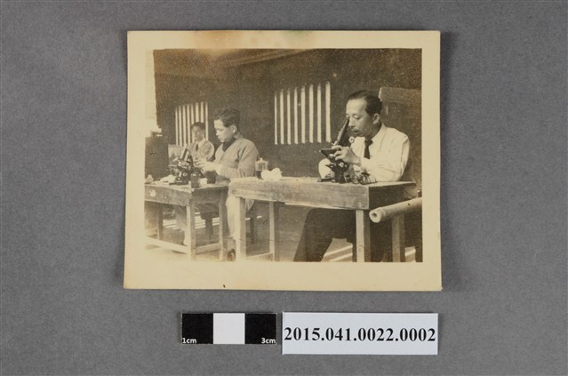 邱如淵先生任職臺南航空檢疫所工作照 (共2張)