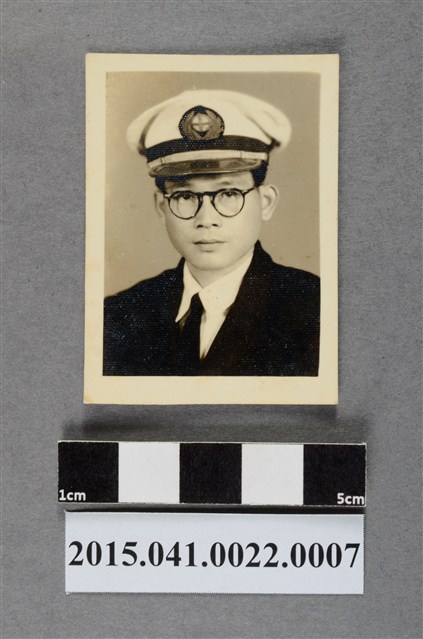 邱如淵先生任職臺南航空檢疫所證件照  (共2張)