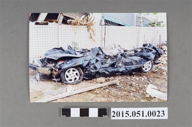 921地震臺中大里臺中王朝轎車壓毀 (共2張)
