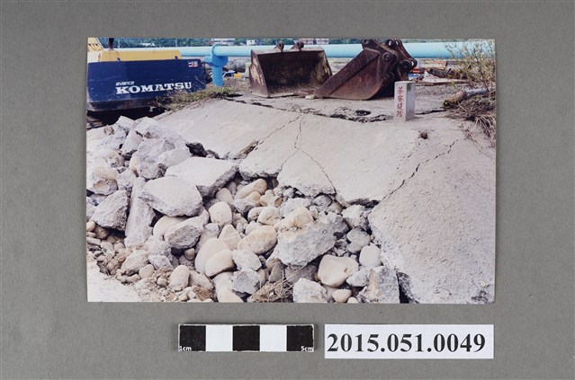 921地震臺中太平一江橋堤防震裂 (共2張)