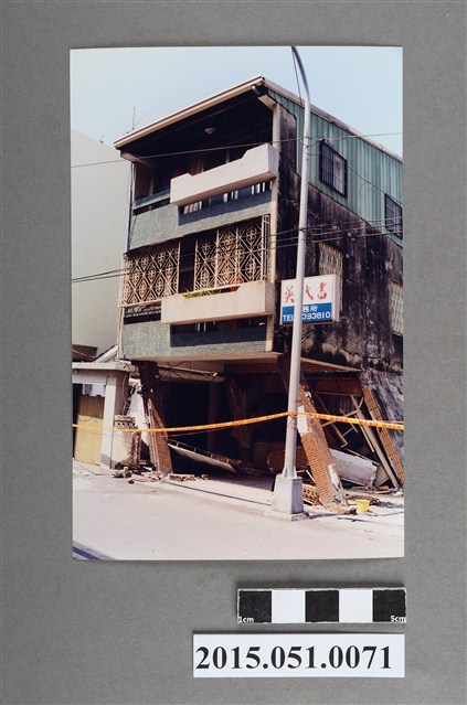 921地震臺中霧峰民宅騎樓柱子傾斜 (共2張)