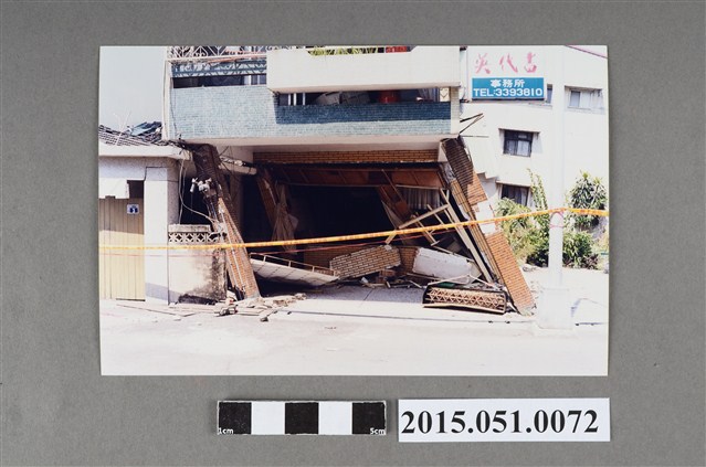 921地震臺中霧峰民宅騎樓柱子傾斜 (共2張)