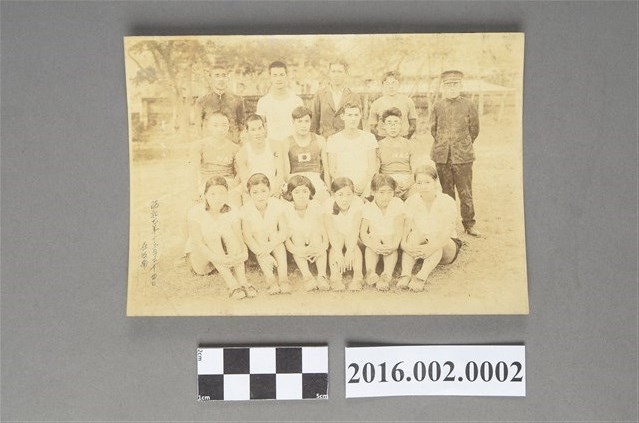 張星賢就讀早稻田大學時期利用寒假回台擔任巡迴教練與選手於台南合照 (共2張)