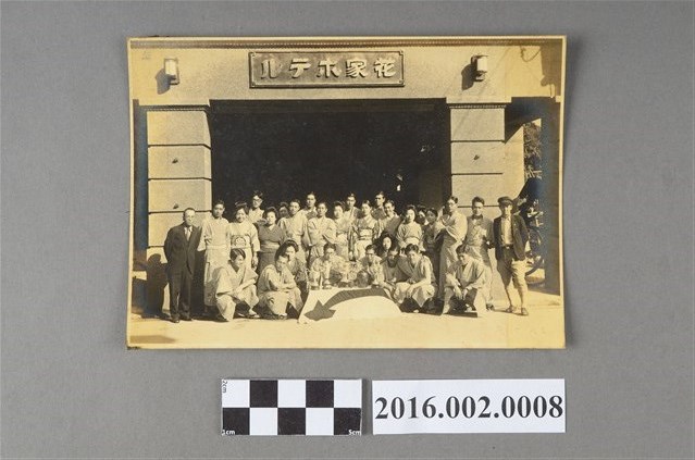 滿州代表隊到台灣參加首屆「三外地對抗賽」於台北花家旅館前合照 (共2張)