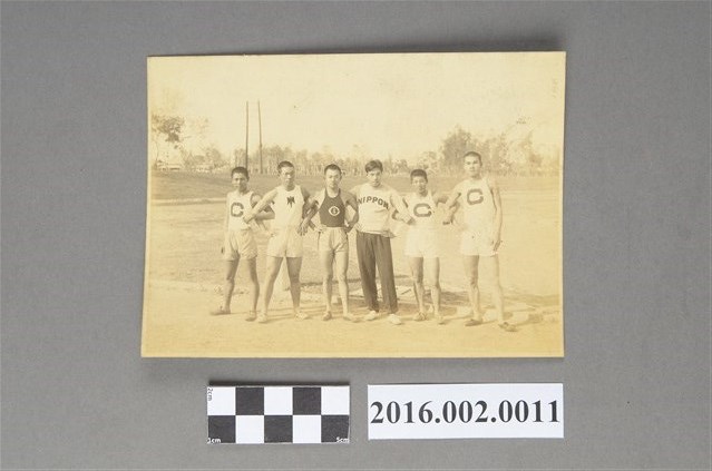 張星賢任職滿鐵時期代表滿州隊回台參加首屆「三外地對抗賽」與選手於台中水源地體育場合照 (共2張)