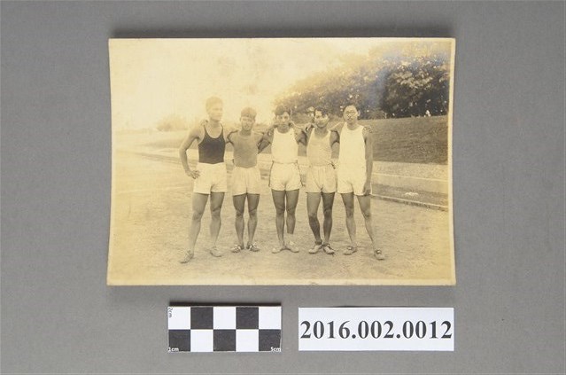 張星賢代表日本參加「第十屆遠東大會」返程回台與楊啟德等選手於台中水源地體育場合照 (共2張)