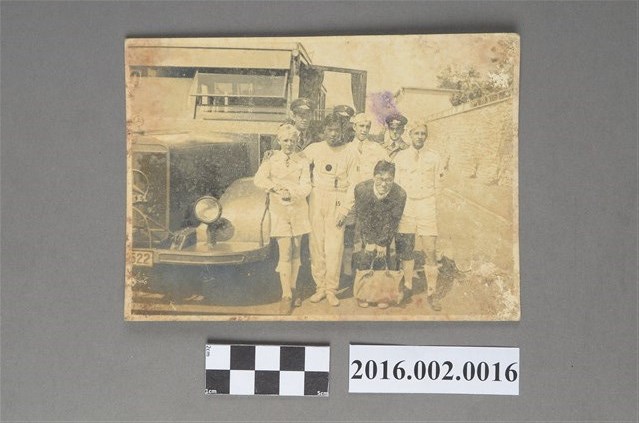 張星賢任職滿鐵時期代表日本參加第十一屆柏林奧運與隊友、大會工作人員於奧運選手村交通車前合照 (共2張)