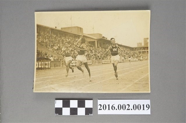 張星賢參加東京神宮體育場舉行的「關東大專對抗田徑賽大會」勇奪四百公尺第一名終點衝線照片 (共4張)