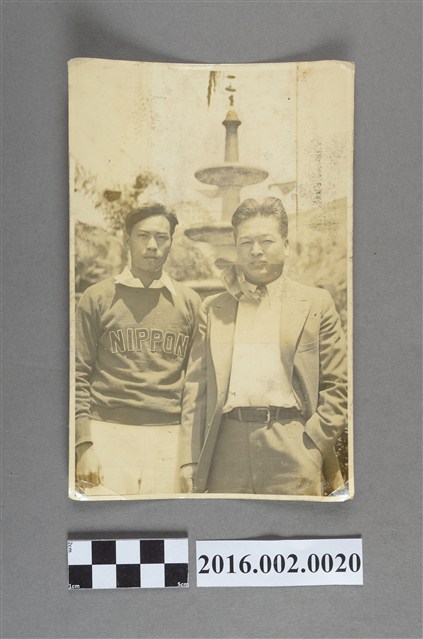 張星賢就讀早稻田大學時期代表日本參加第十屆洛杉磯奧運與若杉總領事於舊金山合照 (共2張)