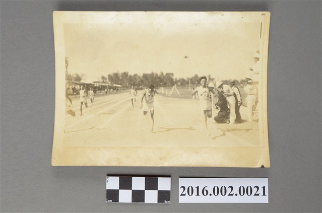 張星賢代表滿州隊回台參加台中水源地體育場舉行的首屆「三外地對抗賽」比賽照片 (共2張)