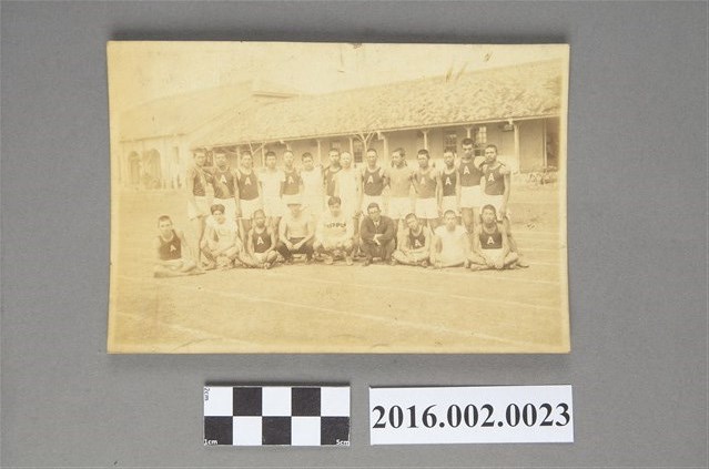 張星賢入選第十一屆柏林奧運第一候補，合宿訓練結束後回台參加歡迎比賽會與選手於宜蘭農林學校合照 (共2張)