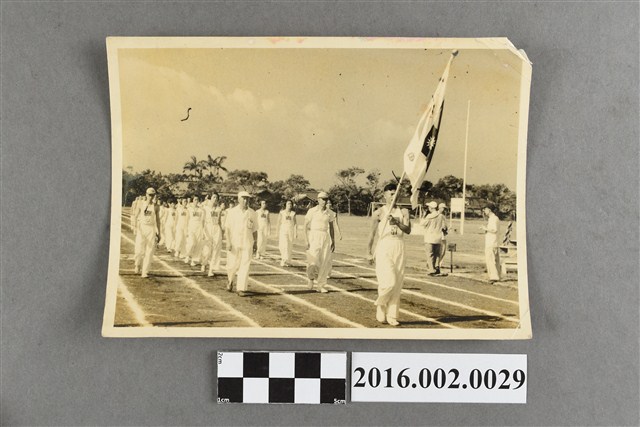 張星賢擔任台灣田徑隊副總領隊遠征菲律賓與全體隊員於馬尼拉黎沙運動場合照 (共2張)