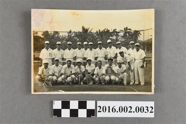 張星賢與合作金庫網球隊於球場合照 (共2張)