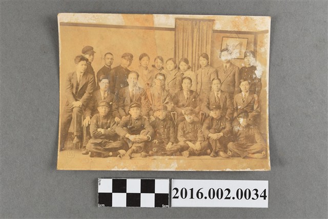 鄭新合就讀明治大學時期與師生等人合照 (共2張)