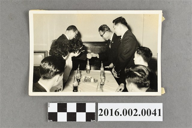 張星賢帶領合作金庫桌球隊周俊成等人赴香港交流比賽於參訪合照 (共2張)