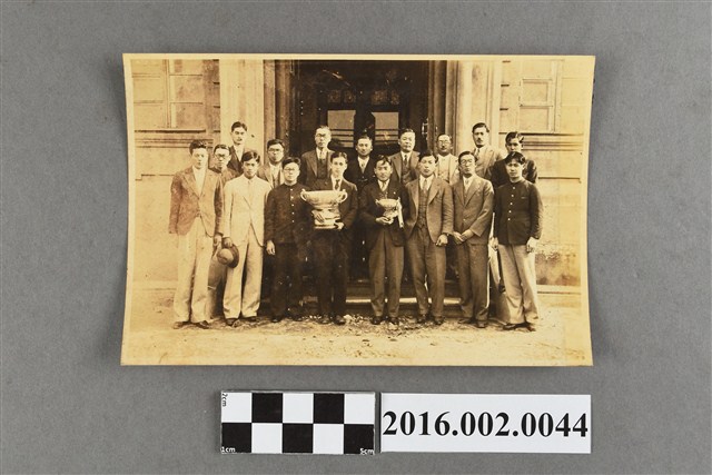 張星賢任職滿鐵時期代表滿州隊參加比賽於賽後與長官、隊友合照 (共2張)