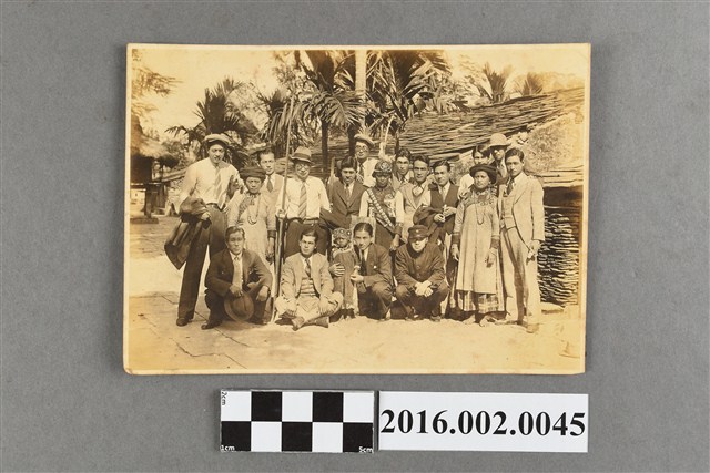 滿州代表隊到台灣參加首屆「三外地對抗賽」賽後於屏東排灣族部落合照 (共2張)