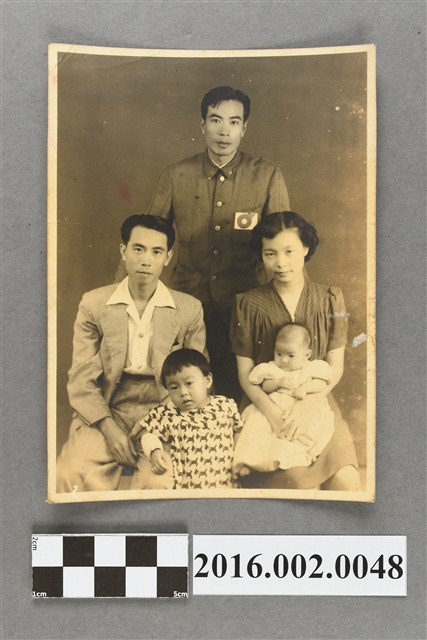 張星賢任職南滿鐵道株式會社時期與大弟張志賢全家合照 (共2張)