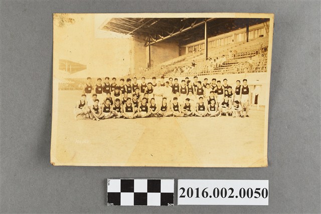 張星賢就讀早稻田大學時期代表日本參加第十屆洛杉磯奧運與隊友於奧運比賽場合照 (共2張)