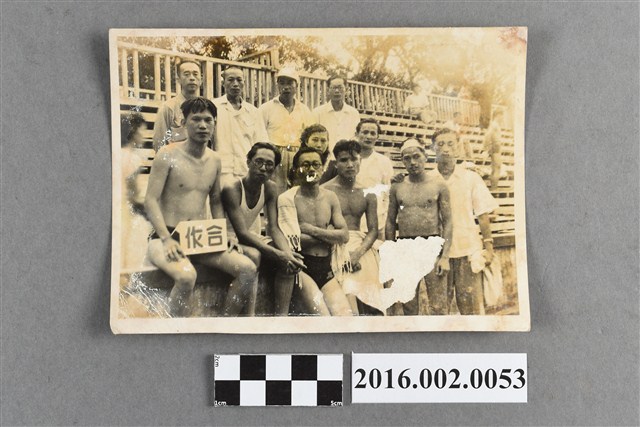 張星賢與合作金庫同仁、選手等人於銀行公會游泳比賽合照 (共2張)