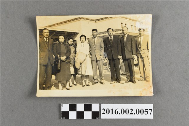 張星賢與三妹全家於高雄火車站前合照 (共2張)