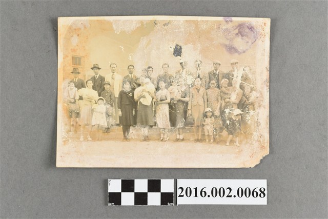 張星賢擔任首任田徑協會會長舉辦平劇公演籌措活動經費與親友、工作人員於台北一女中禮堂合照 (共2張)