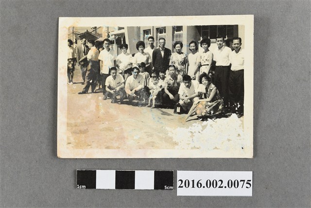 張星賢全家與親友於大直住家附近合照 (共2張)