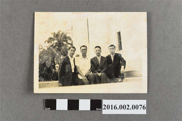 張星賢與親戚於大直住家附近合照 (共2張)