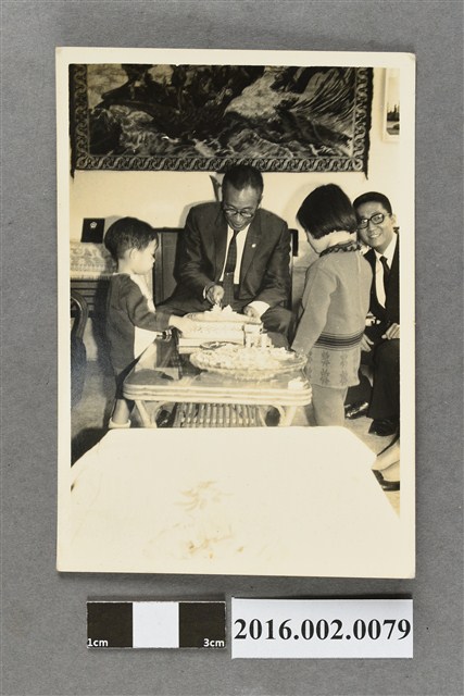 張星賢與家人於北投住家慶生合照 (共2張)