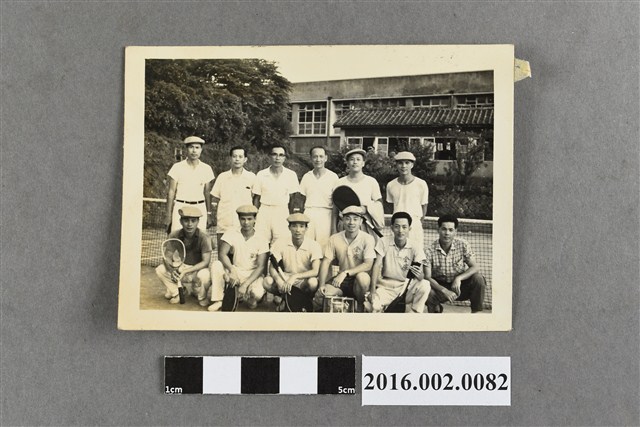 張星賢與合作金庫同仁、網球隊隊員於球場合照 (共2張)