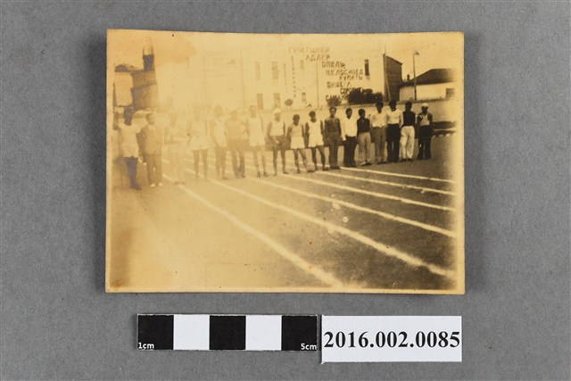 張星賢代表早稻田大學田徑部與隊友遠征朝鮮、滿州於哈爾賓運動場合照 (共2張)