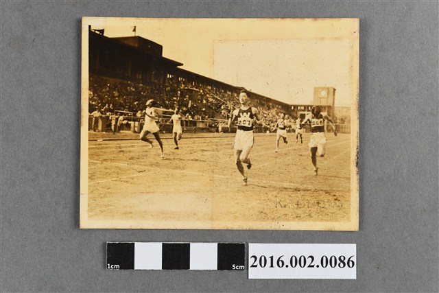 張星賢任職滿鐵時期參加東京舉行的「全日本選拔賽」勇奪四百公尺競賽第三名並入選奧運代表選手 (共2張)