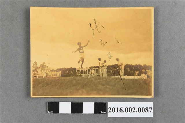 張立三郎參加台北帝國大學競技場舉行的「關大隊與台灣選手競賽」三級跳遠 (共2張)