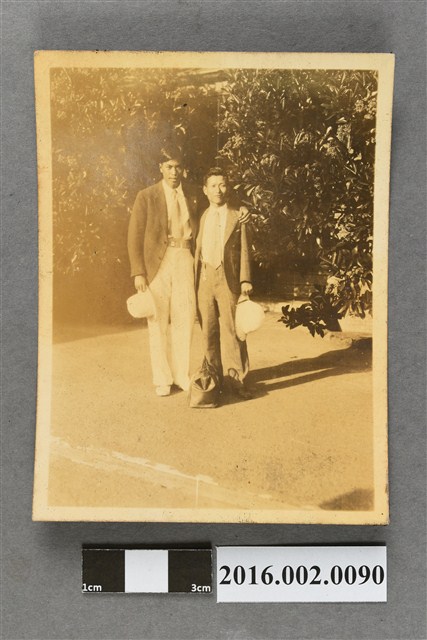 張星賢代表日本參加「第十屆遠東大會」返程停留上海與友人合照 (共2張)