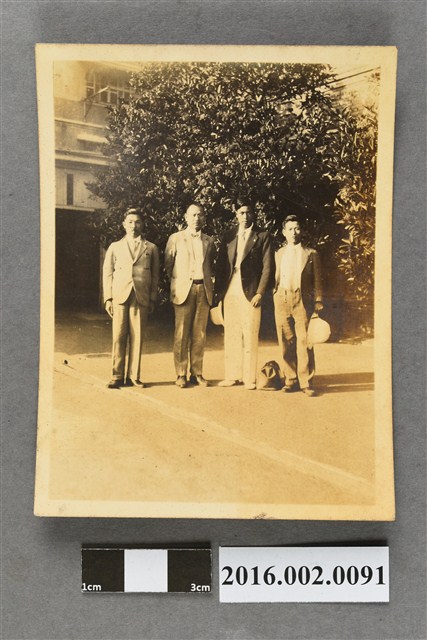 張星賢代表日本參加「第十屆遠東大會」返程停留上海與友人合照 (共2張)