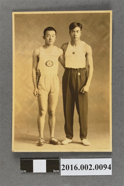 張星賢任職滿鐵時期代表滿州隊回台參加首屆「三外地對抗賽」與台中選手合照 (共2張)