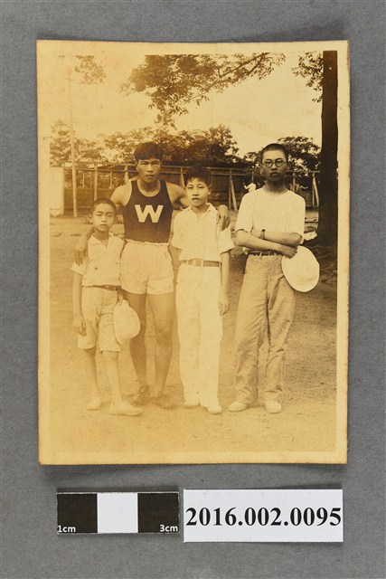 張星賢就讀早稻田大學時期與中小學學生合照 (共3張)