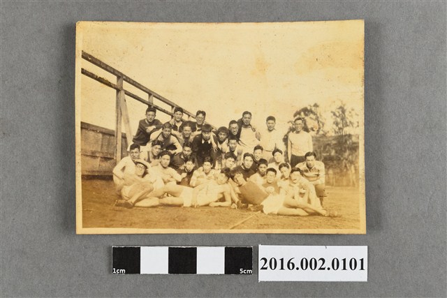 張星賢就讀早稻田大學時期於足球部對抗賽全員合照 (共2張)