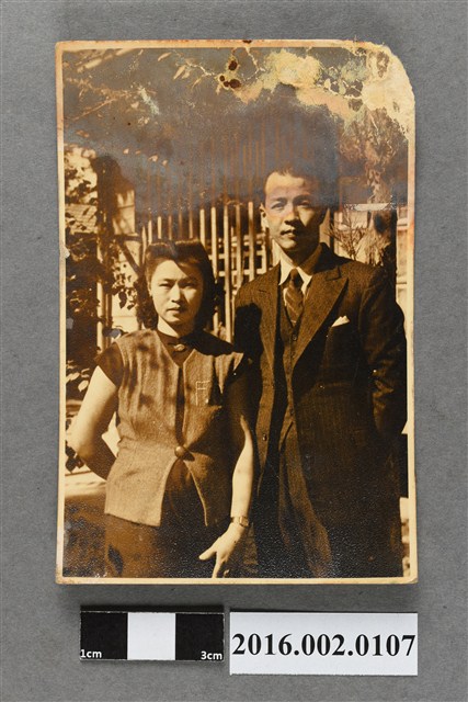 張星賢之四妹夫婦於臺灣銀行宿舍後園合照 (共2張)