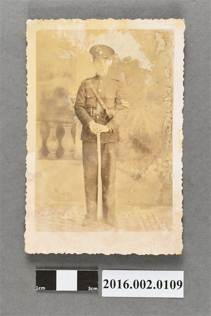 軍裝男子獨照 (共2張)