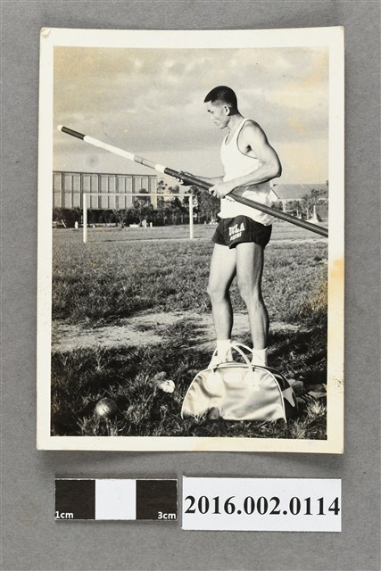 楊傳廣準備撐竿跳獨照 (共4張)