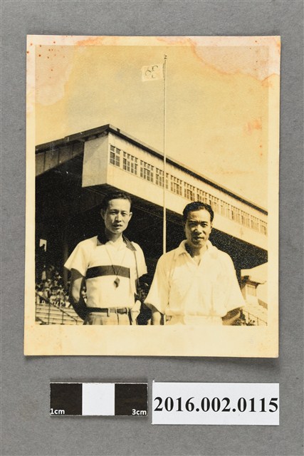 張星賢參加第三屆銀行公會運動會與大會人員於綜合運動場合照 (共2張)