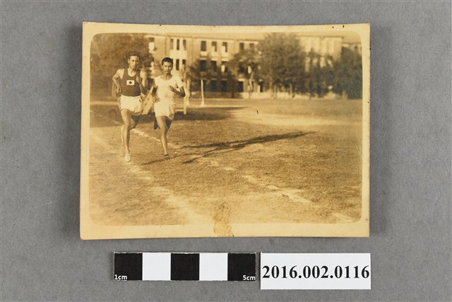 張星賢就讀早稻田大學時期利用寒假回台擔任巡迴教練與台南選手於台南第一女中運動場練習 (共2張)