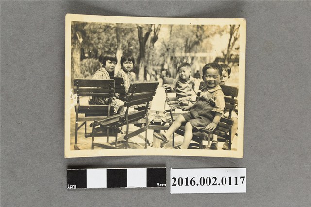 小孩們於戶外旋轉椅合照 (共2張)