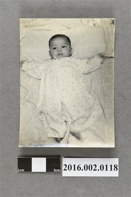 一位嬰兒於床上 (共2張)