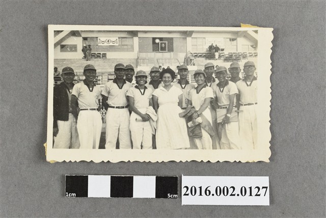 張星賢參加「全省田徑賽大會」與大會人員合照 (共2張)